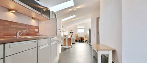 Réfrigérateur, four à micro-ondes, un four, surface de cuisson