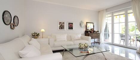 Tv, dvd-afspiller, stereoanlæg