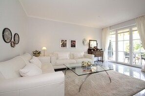 Fernseher, DVD-Player, Stereoanlage