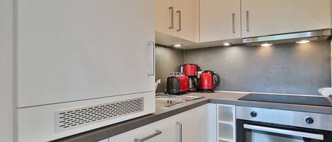 Ofen, Herdplatte, Geschirrspüler, Wasserkocher mit Kaffee-/Teezubehör