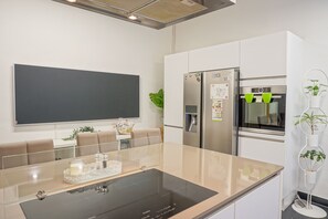 Kühlschrank, Mikrowelle, Ofen, Herdplatte