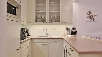 Kühlschrank, Mikrowelle, Herdplatte, Geschirrspüler