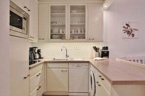 Fridge, microwave, stovetop, dishwasher - Strandhus Timmendorfer Strand (Timmendorfer Strand)