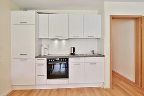 Kühlschrank, Ofen, Herdplatte, Wasserkocher mit Kaffee-/Teezubehör