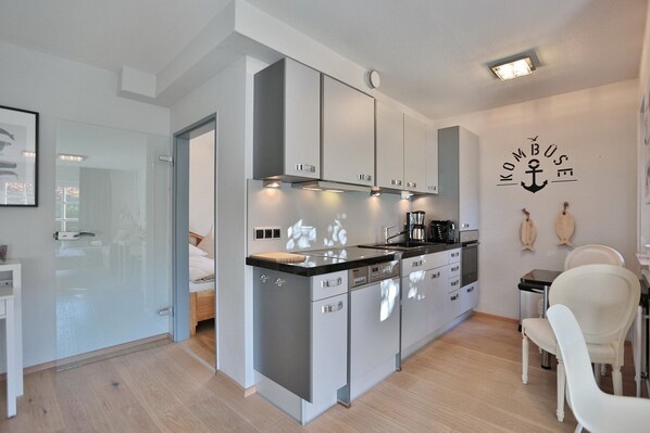 Kühlschrank, Ofen, Herdplatte, Geschirrspüler