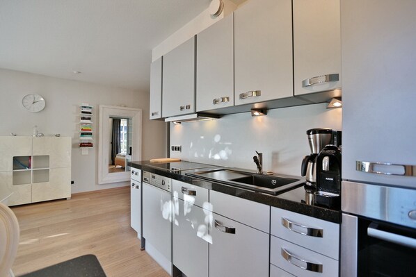 Fridge, oven, stovetop, dishwasher