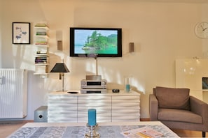 Fernseher, DVD-Player, Stereoanlage