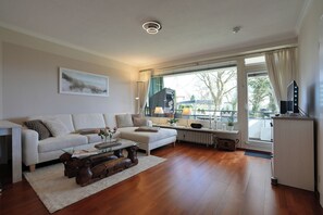 Télévision, chaîne hi-fi