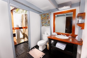 Standard Cabin | Bathroom | Shower, rainfall showerhead, hair dryer, towels
