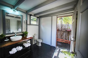 Cabin | Bathroom | Shower, rainfall showerhead, hair dryer, towels