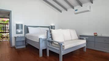 Cabin | In-room safe, blackout drapes, free WiFi, bed sheets