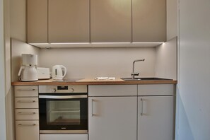 Kühlschrank, Ofen, Herdplatte, Wasserkocher mit Kaffee-/Teezubehör
