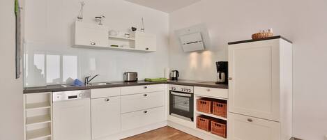 Fridge, oven, stovetop, dishwasher