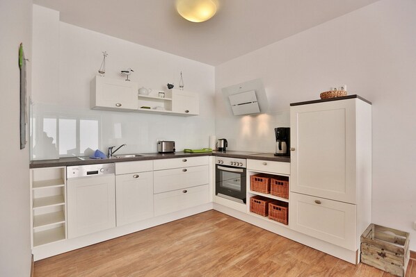 Kühlschrank, Ofen, Herdplatte, Geschirrspüler