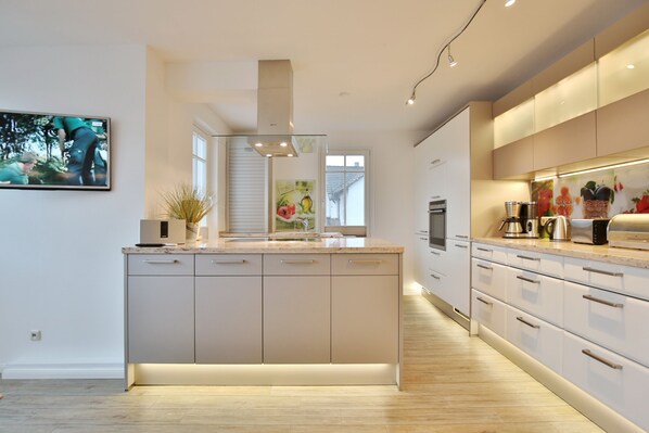 ثلاجة، ميكروويف، فرن، موقد طهي مسطح