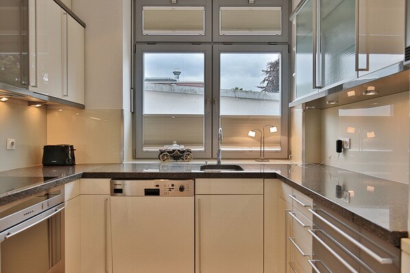 ثلاجة، ميكروويف، فرن، موقد طهي مسطح