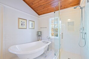 Ensemble baignoire-douche, séchoir à cheveux, serviettes fournies