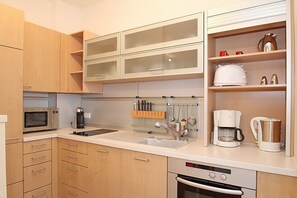 Kühlschrank, Mikrowelle, Ofen, Herdplatte