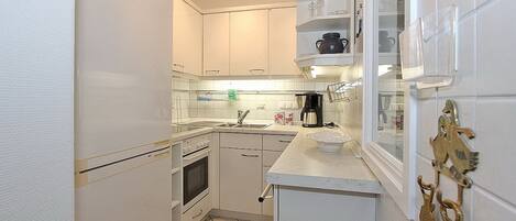 Fridge, oven, stovetop, coffee/tea maker