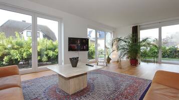 Fernseher, DVD-Player, Tischtennisplatte, Stereoanlage