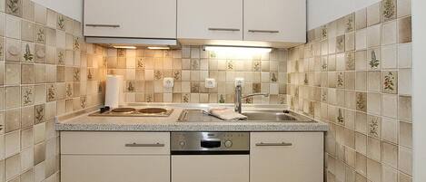 Køleskab, mikrobølgeovn, kogeplade, opvaskemaskine