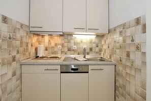 ثلاجة، ميكروويف، موقد طهي مسطح، غسالة أطباق