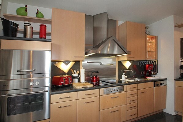 Fridge, microwave, oven, stovetop - Ferienhaus Dornkampstrasse 1a Appartement 8 (Timmendorfer Strand)