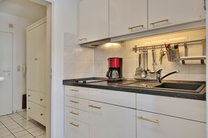 Kühlschrank, Herdplatte, Wasserkocher mit Kaffee-/Teezubehör, Toaster