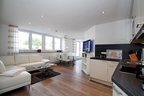 Fernseher, DVD-Player, Stereoanlage