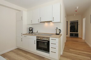 ثلاجة، فرن، موقد طهي مسطح، غسالة أطباق