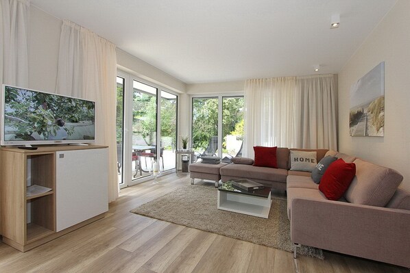 Fernseher, DVD-Player, Stereoanlage