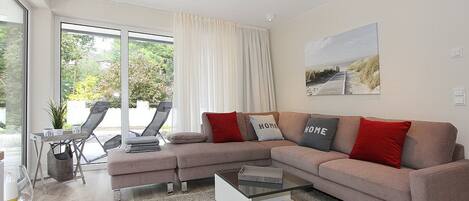 Televisie, een dvd-speler en een stereo