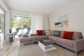 Fernseher, DVD-Player, Stereoanlage