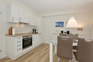 ثلاجة، فرن، موقد طهي مسطح، غسالة أطباق