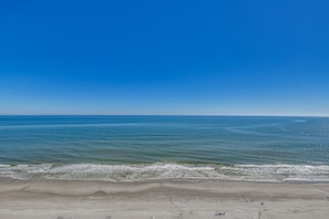 På stranden