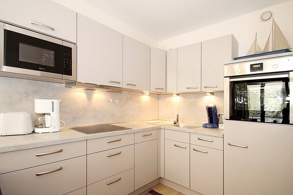 Kühlschrank, Mikrowelle, Ofen, Herdplatte