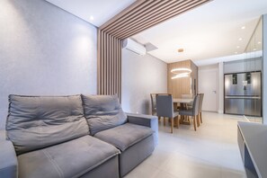 Apartment | Living area | 42-inch Smart TV with satellite channels, TV - 884 - Aluguel apartamento 3 quartos (Bombinhas)