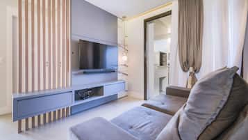 Apartamento | Área de estar | Smart TV 42 polegadas com canais via satélite, TV