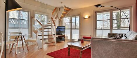 Televisión, reproductor de DVD y estéreo