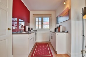 Kühlschrank, Ofen, Herdplatte, Wasserkocher mit Kaffee-/Teezubehör