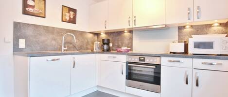 Frigorífico, microondas, horno y placa de cocina