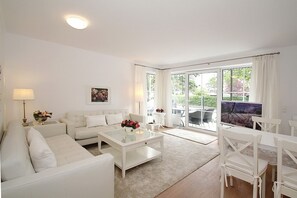 Fernseher, DVD-Player, Stereoanlage