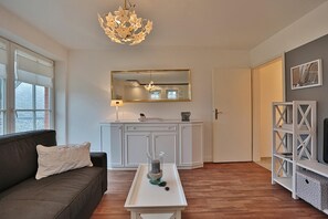 Fernseher, DVD-Player, Bücher, Stereoanlage