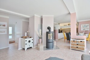 Fernseher, Kamin, DVD-Player, Stereoanlage