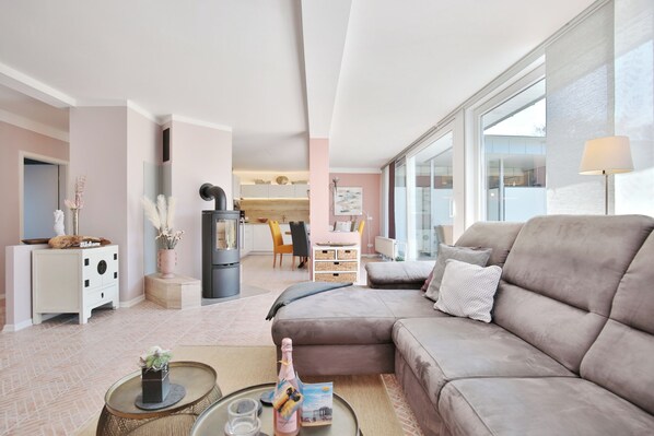 Fernseher, Kamin, DVD-Player, Stereoanlage