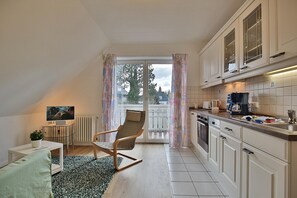 ثلاجة، فرن، موقد طهي مسطح، غسالة أطباق