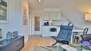 Een modern appartement met keuken, eetruimte en woonkamer.