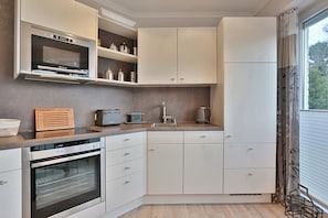 Kühlschrank, Mikrowelle, Ofen, Herdplatte