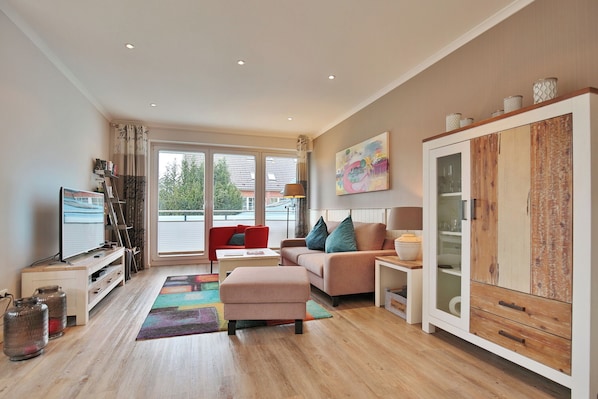 Fernseher, DVD-Player, Stereoanlage