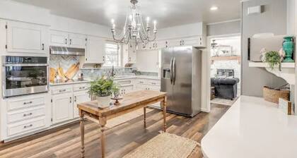 Downtown Hico home, just steps away from shopping!